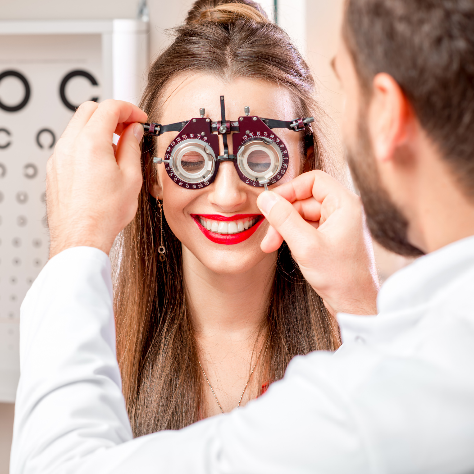 eye exam doctor doing eye exam